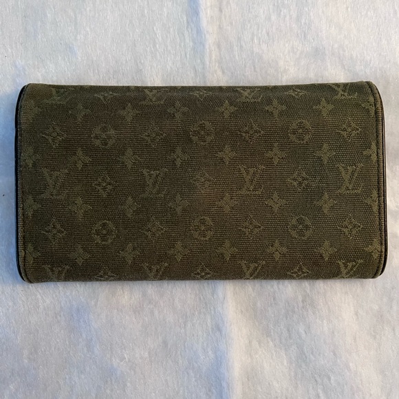 Louis Vuitton Monogram Snap Closure Wallet. Color Green, good condition. - Picture 7 of 10